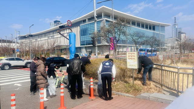 대전관광공사는 엑스포과학공원 한빛광장, 엑스포다리, 한밭수목원 북쪽 산책길, 과학의 다리, 관리동까지 2km 구간에서 ‘2025 새봄맞이 대청소’를 실시했다. 대전관광공사 제공.