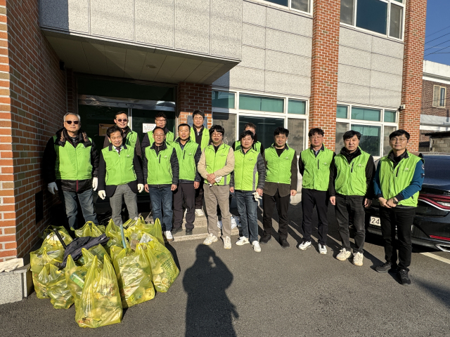 한국전기기술인협회 충청북도회는 청주시 무심천과 율량천 환경정화 봉사활동을 실시했다.(사진/한국전기기술인협회충청북도회 제공)
