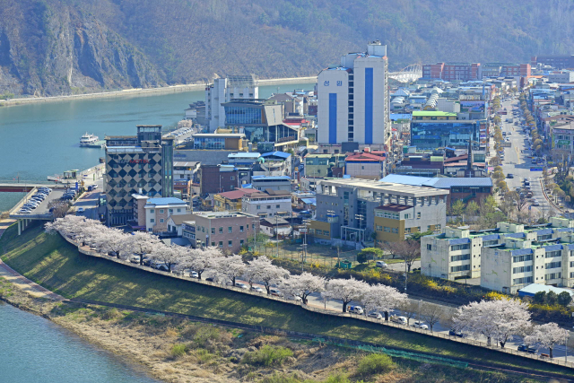 충북 단양의 강변길을 따라 걷는 특별한 봄 여행이 관광객들에게 인기를 끌고 있다. 사진은 단양읍 전경 모습. 단양군 제공