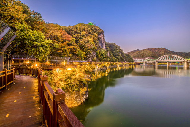 충북 단양의 강변길을 따라 걷는 특별한 봄 여행이 관광객들에게 인기를 끌고 있다. 사진은 단양강 잔도 야경 모습. 단양군 제공
