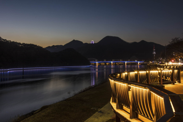 충북 단양의 강변길을 따라 걷는 특별한 봄 여행이 관광객들에게 인기를 끌고 있다. 사진은 단양의 아름다운 야경 모습. 단양군 제공