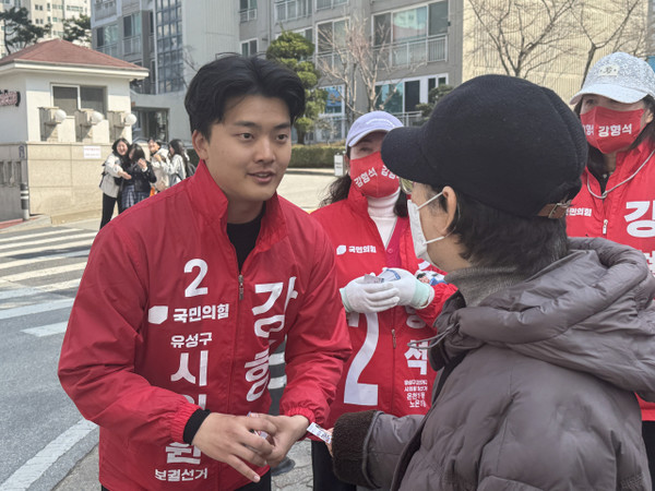 4.2대전시의원 보궐선거에 출마한 국민의힘 강형석 후보가 유권자에게 인사하고 있다. 사진=권오선 수습기자.