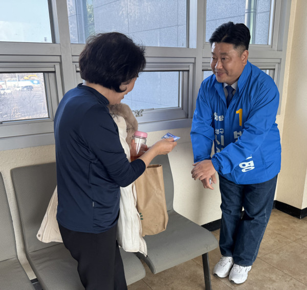 4.2대전시의원 보궐선거에 출마한 더불어민주당 방진영 후보가 유권자에게 인사하고 있다. 사진=권오선 수습기자.