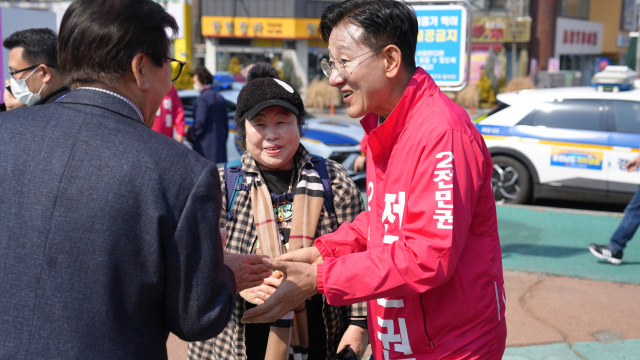 국민의힘 전만권 아산시장 후보가 20일 온양온천역 앞에서 출정식을 갖고 본격적인 선거운동에 돌입했다. 사진=박현석 기자