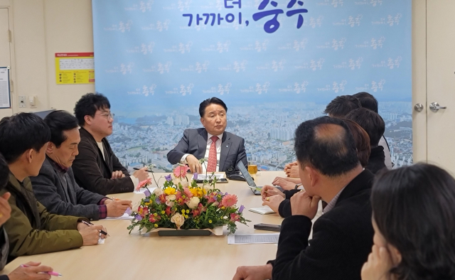 김영환 도지사가 충주시청 기자실을 방문해 올해 도정 운영에 대해 설명하고 질문에 답변을 했다.사진=충주시