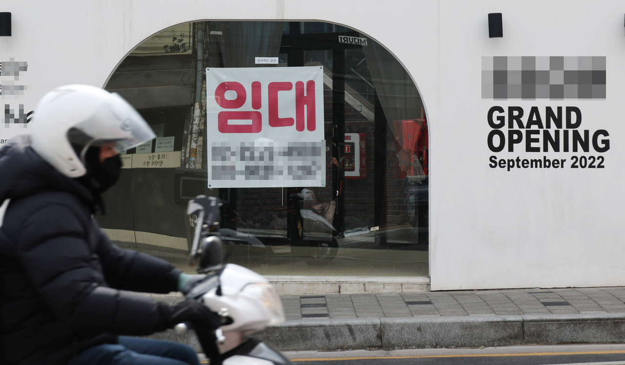 한 상점에 임대광고가 붙어 있다. 사진=연합뉴스.