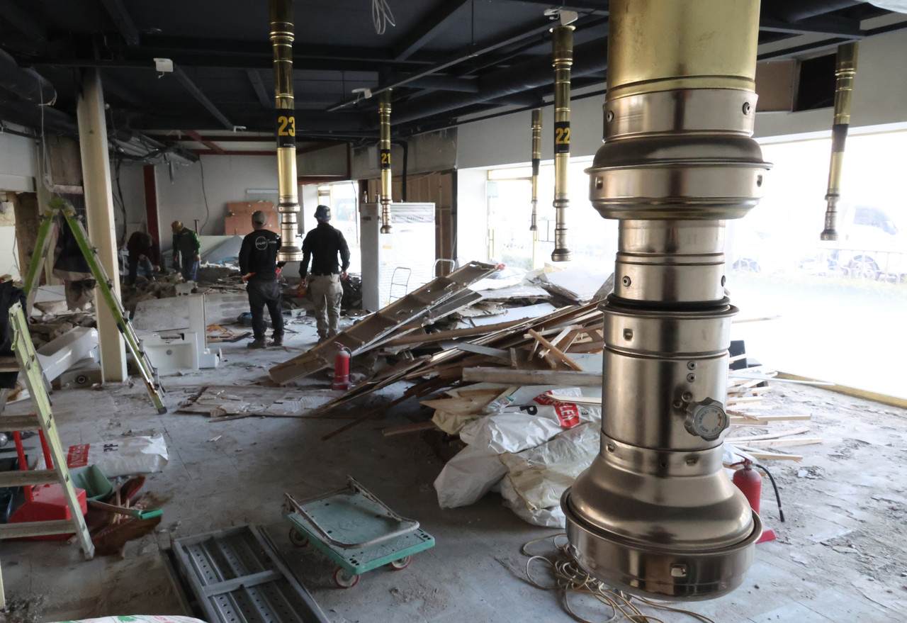 한 폐업한 고깃집에서 관계자들이 철거작업을 하고 있는 모습. 2025.3.10 사진=연합뉴스.