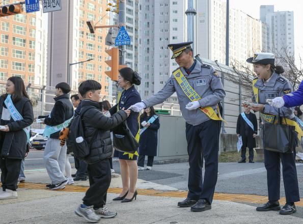 대전경찰청과 대전자치경찰위원회가 21일 대전 서구 도솔초등학교 앞에서 어린이 교통안전 캠페인을 진행하고 있다. 대전경찰청 제공
