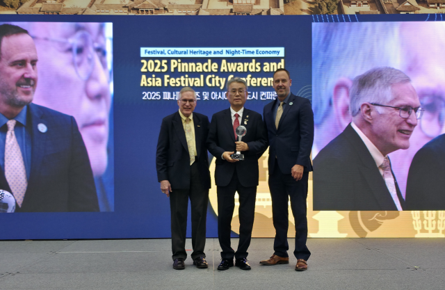 정강환 교수가 IFEA 명예의 전당에 이름을 올린 가운데, 스티브우드 슈메이더 회장(좌측)이 축하 인사를 건네고 있다. IFEA WORLD 아시아지부 제공.