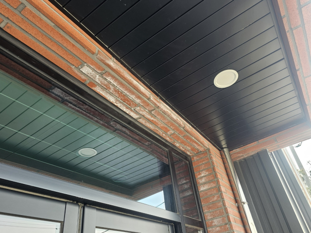 충주 충의동에 위치한 전통시장 전담의용소방대 청사 입구 처마에 물이 누수되어 흰색(백태) 자국이 노출되었다.사진=김의상 기자