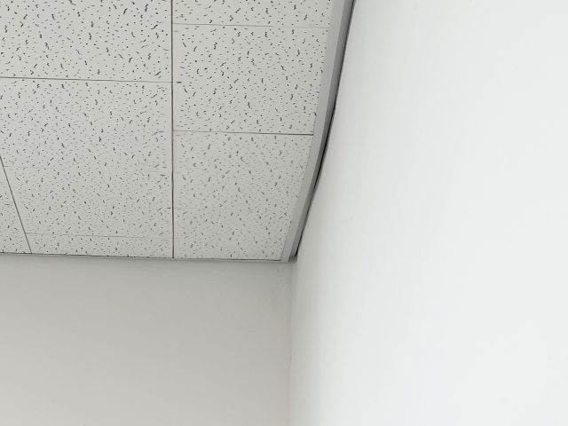 2층 회의실 벽체가 기울어져 있는 모습.사진=김의상 기자