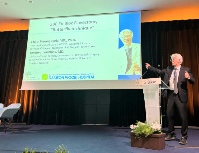 박철웅 대전우리병원 박사가 프랑스 리비에라에서 열린 ‘2025 제3회 프랑스 척추 내시경 학술대회’에서 척추 내시경 관련 수술법을 설명하고 있다. 대전우리병원 제공