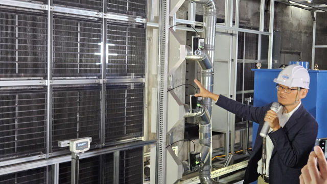 김학준 한국기계연구원 책임연구원이 24일 대전 서대전네거리역에 설치된 '무필터 공기청정기술'을 시연하고 있다. 사진=김중곤 기자