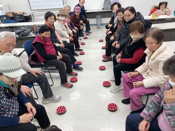 ▲ 당진시노인복지관에서 치매 예방 인지지원 프로그램 ‘슬기로운 두뇌생활’ 을 진행하고 있다. 사진=김서윤 명예기자