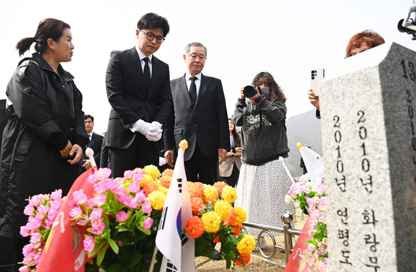 한동훈 전 국민의힘 대표가 25일 국립대전현충원 제2연평해전·연평도 포격전 전사자 묘역에서 참배를 하고 있다. 김주형 기자 kjh2667_@cctoday.co.kr