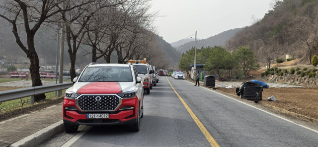 지난 25일 단양군 단양읍 천동길 도로변에서 밭두렁을 태워 산불로 번지는 것을 막기 위해 진화에 나서고 있는 단양군 공무원과 진화대원들 모습. 독자 제공
