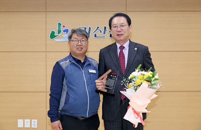 송인헌 괴산군수(사진 오른쪽)가 2025년 전국공무원노동조합 괴산군지부 정기총회에서 감사패를 수상했다. 괴산군 제공