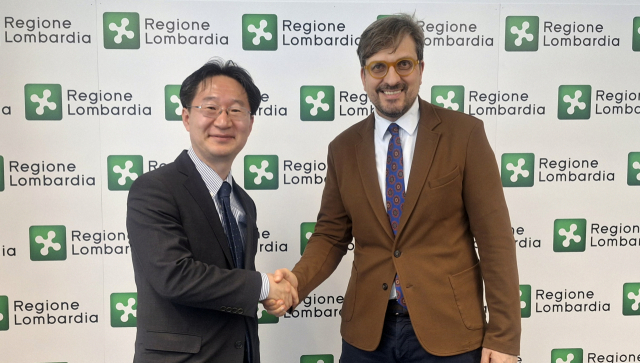 정회권 연구개발특구진흥재단 이사장(왼)이 귀도 귀데시 이탈리아 롬바르디아주 경제개발부 장관(오)과 25일 만나 글로벌 기술사업화 협력 방안을 논의했다. 연구개발특구진흥재단 제공