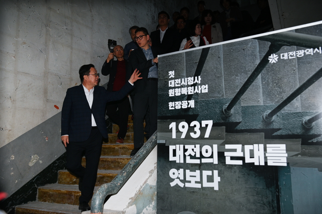 첫 대전시청사 원형복원사업 현장 공개가 열린 26일 대전 중구 은행동에서 이장우 대전시장을 비롯한 내빈들이 건물 내부를 둘러보고 있다. 김주형 기자 kjh2667_@cctoday.co.kr