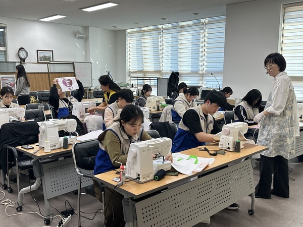 ▲ 홍성YMCA는 지난 22일 홍성적십자회관에서 폐현수막을 활용한 보냉백 만들기 활동을 진행했다.