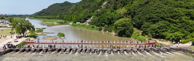 지난해 170만명의 관광객이 찾은 진천농다리. 진천군 제공