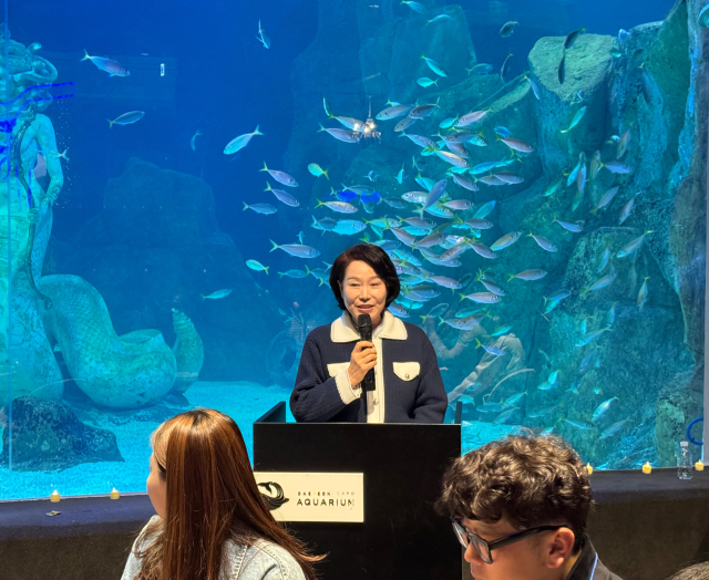 대전청년내일재단 권형례 대표가 26일 저녁 대전신세계 아쿠아리움에서 진행된 '연(連) In 대전)’에서 축사하고 있다.사진=조사무엘 기자.