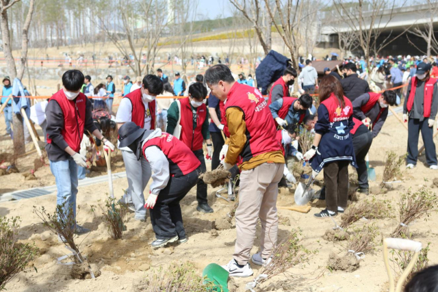대전관광공사는 지난 26일 갑천생태호수공원에서 열린 ‘제80회 식목일 기념 나무심기 행사’에 참가했다. 대전관광공사 제공.