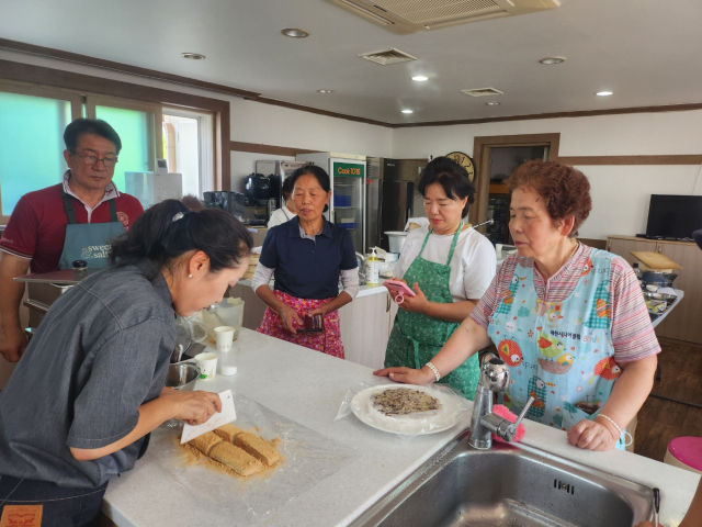 떡 제조 교육 모습.제천시노인회 취업지원센터 제공