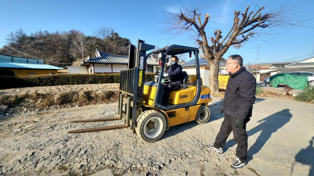 지게차 교육 모습.제천시노인회 취업지원센터 제공