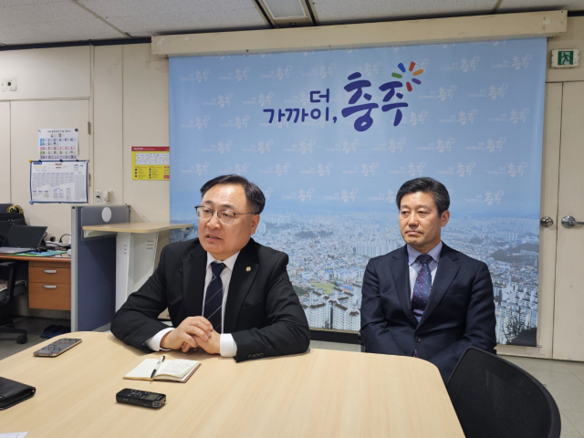 더불어민주당 이광희 충북도당위원장(왼쪽)이 27일 오후 충주시청 기자실을 방문해 북부권 충주 균형 발전과 내년 지방선거 방향에 대해 간담회를 통해 포부를 밝혔다..사진=김의상 기자