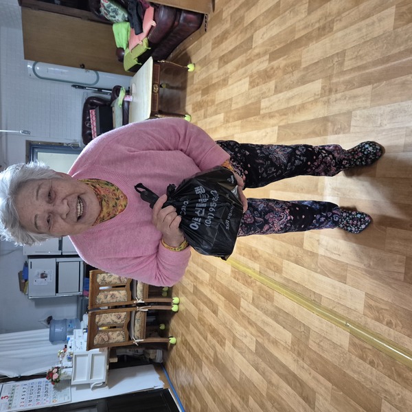 ▲ 반찬배달을 받은 어르신 모습.  보령시 사회복지협의회 제공