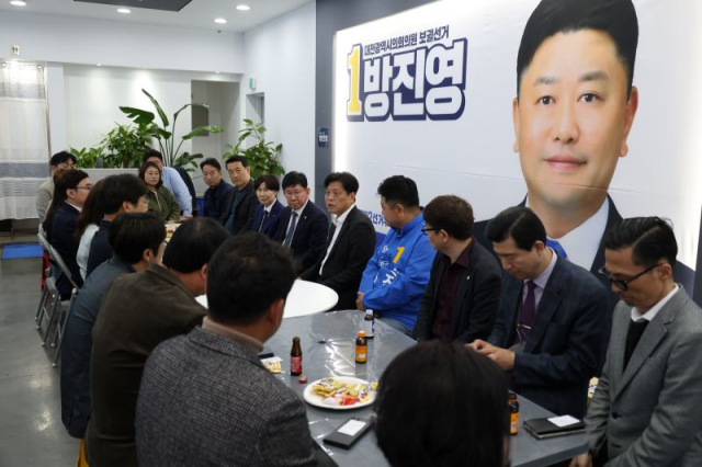 더불어민주당 방진영 후보는 27일 지역 내 어린이집 관계자들과 소상공인 연합회 회원들을 만나 애로사항과 정책적 요구사항을 청취했다. 후보 제공.