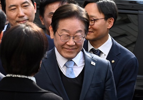  더불어민주당 이재명 대표가 26일 서울 서초구 서울고등법원에서 열린 공직선거법 위반 항소심에서 무죄를 선고받은 뒤 법정을 나서고 있다. 2025.3.26 [사진공동취재단]