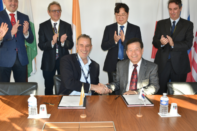 한국 ITER사업단이 ITER국제기구와 현지시각으로 전날인 26일 오전 8시 프랑스 카다라쉬에서 국제핵융합실험로(ITER) 건설을 위한 삼중수소 저장·공급시스템 조달 약정을 체결했다. 과학기술정보통신부 제공