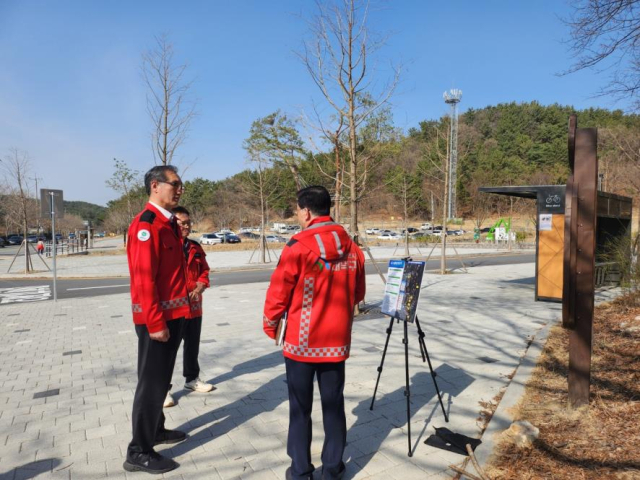유득원 대전시 행정부시장(사진 왼쪽)이 28일 대덕구 계족산 일원 산불 감시 현장을 직접 점검하고 있다. 대전시 제공