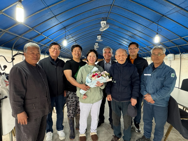 운곡면 원로회 회원들이 새로운 생명의 탄생 소식을 듣고 최승호·방혜지 부부를 축하하고 있다.