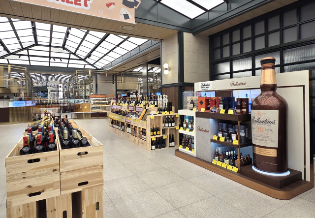 대전신세계 Art&Science(이하 대전신세계)가 내달 3일까지 지하 1층에서 ‘2025 상반기 와인 창고전’을 펼친다고 28일 밝혔다. 대전신세계 Art&Science 제공