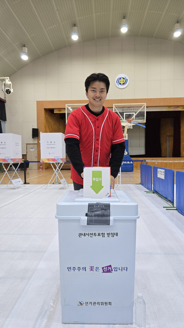 대전시의원 보궐 선거(유성제2선거구)에 출마한 국민의힘 강형석 후보가 28일 사전 투표에 참여했다. 사진=이석준 수습기자.