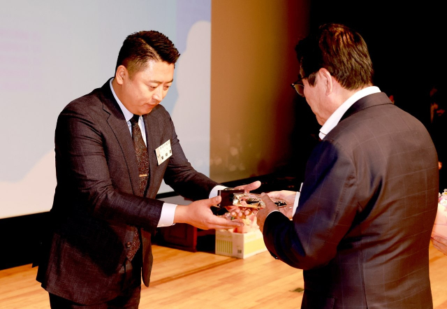 지난해 유관기관 협력과 관급공사 (포장, 가스, 상수도)수주 경험 및 수준 높은 시공능력을 인정받아 보령시에서 ‘우수기업 표창’을 수상하는 신보령(주)홍대령 대표(사진 왼쪽)