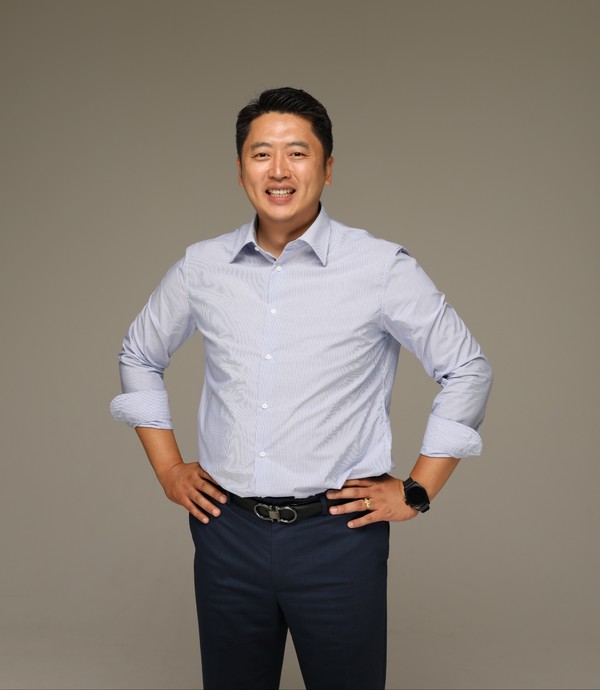 충남 보령에 연고를 두고 도로를 디자인 하는 이색기업 신보령(주) 회사의 젊은 CEO 홍대령 대표