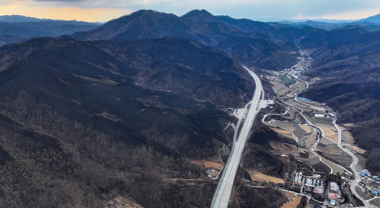 지난 29일 경북 청송군 파천면 청송IC 인근 서산영덕고속도로 주변에 산불에 검게 탄 흔적이 남아 있다. 2025.3.30 사진=연합뉴스. 