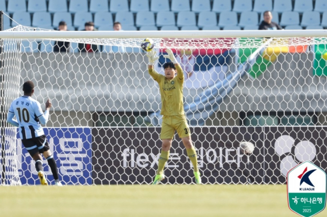 30일 천안종합운동장에서 치러진 ‘하나은행 K리그2 2025’ 5라운드 천안시티FC와 김포FC의 경기는 원정팀 김포의 2대 0 승리로 끝났다. 사진은 툰가라의 실축 장면. 한국프로축구연맹 제공.