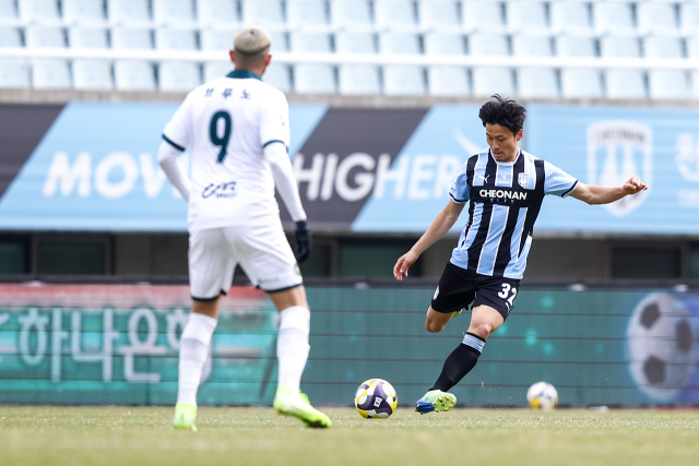 30일 천안종합운동장에서 치러진 ‘하나은행 K리그2 2025’ 5라운드 천안시티FC와 김포FC의 경기는 원정팀 김포의 2대 0 승리로 끝났다. 사진은 천안 신형민이 킥을 하는 모습. 한국프로축구연맹 제공.