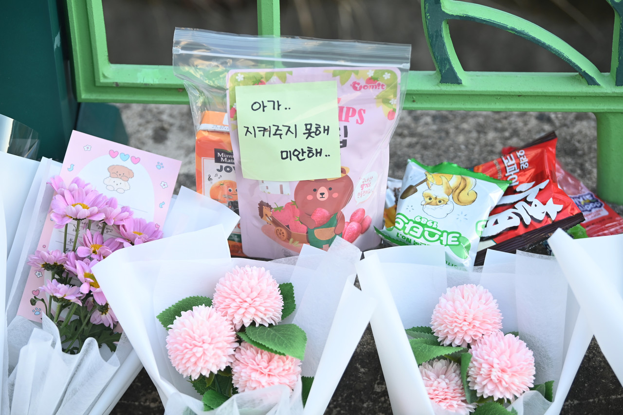 대전 서구 관저동 한 초등학교 교문 앞에 김하늘(8) 양을 추모하는 꽃들이 놓여 있다. 김주형 기자 kjh2667_@cctoday.co.kr