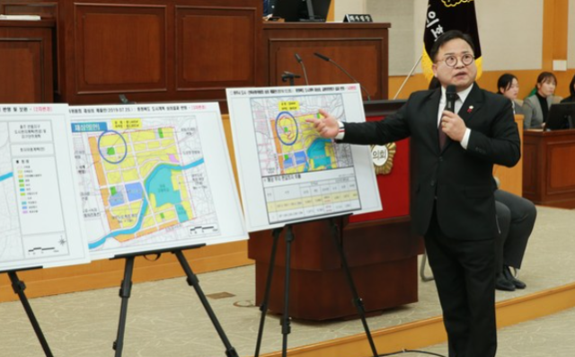 박해수 시의원이 지난해 12월 17일 290회 정례회 본회의장에서 안림지구 도시개발·지구단위변경사업 4차례의 설계변경을 설명하며 특정인 개입 의혹을 제기했다.사진=충주시의회