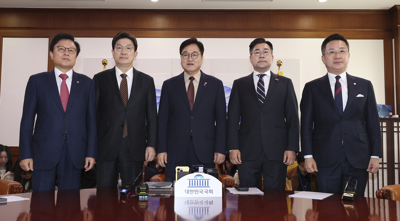 우원식 국회의장(가운데)과 국민의힘 권성동 원내대표, 더불어민주당 박찬대 원내대표가 31일 서울 여의도 국회에서 열린 의장 주재 여야 원내대표 회동에서 기념 촬영하고 있다.왼쪽부터 국민의힘 박형수 원내수석부대표, 권 원내대표, 우 의장, 더불어민주당 박 원내대표, 박성준 원내수석부대표. 2025.3.31 [공동취재] 사진=연합뉴스. 