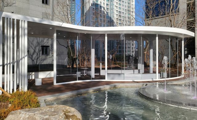 선화동 해링턴 플레이스 휴리움 단지 중심부에 위치한 크리스탈라운지. 다우건설 제공