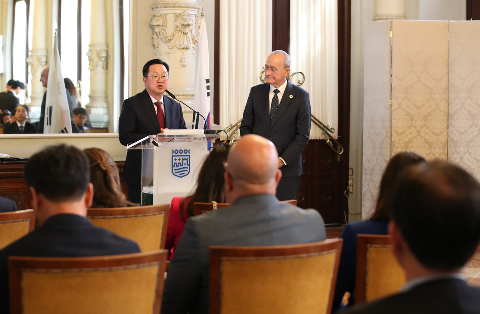이장우 대전시장이 1일 오전 (현지시간) 스페인 말라가 시청에서 프란시스코 데라 토레 말라가 시장과 브리핑을 열고 '2026년 제2회 세계경제과학(GINI) 총회' 말라가 개최를 발표하고 있다. 스페인 = 사진공동취재단