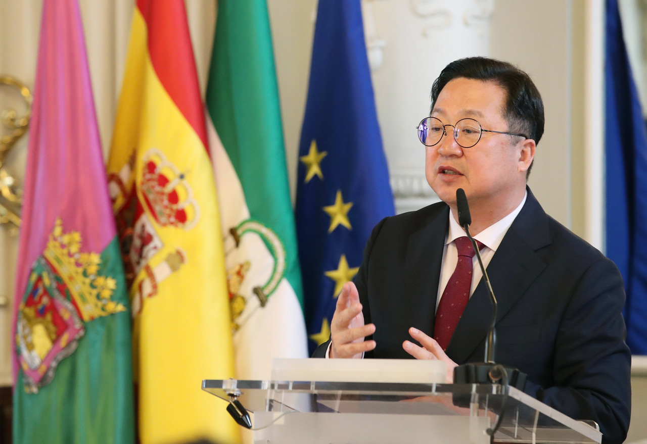 이장우 대전시장이 1일 오전 (현지시간) 스페인 말라가 시청에서 프란시스코 데라 토레 말라가 시장과 브리핑을 열고 '2026년 제2회 세계경제과학(GINI) 총회' 말라가 개최를 발표하고 있다. 스페인 = 사진공동취재단