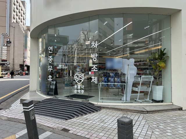 대전 서구 둔산동의 한 아동안전지킴이집. 3년 전 아동안전지킴이집으로 지정됐으나 가게 주위에는 지킴이집임을 알리는 표지판이나 간판, 스티커 등이 부착돼 있지 않아 보호시설로 인식하기엔 무리가 있어 보였다. 사진=함성곤 기자